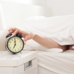 ME LOGRO DORMIR, Y SUENA EL DESPERTADOR